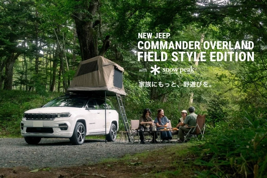 森の中で白いJeep Commanderとルーフトップテントを設営し、家族や友人がキャンプを楽しむ様子。Snow Peakとのコラボレーションを示す広告。