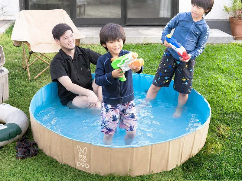 ニワデープールで水遊びを楽しむ親子