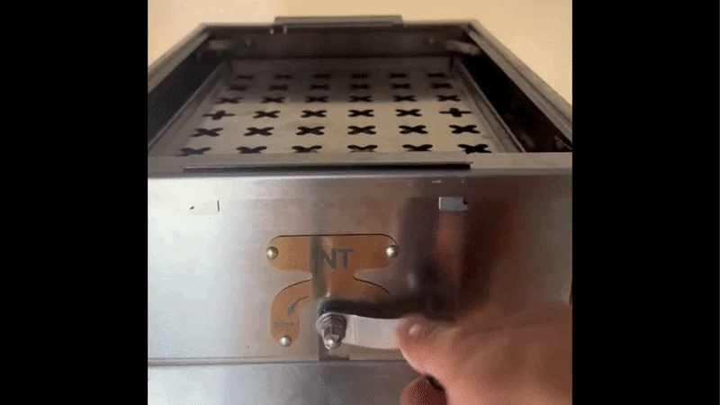 ハンドクランクを操作する様子