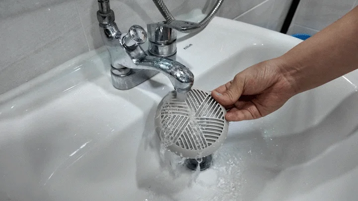 虫かごを水洗いする手