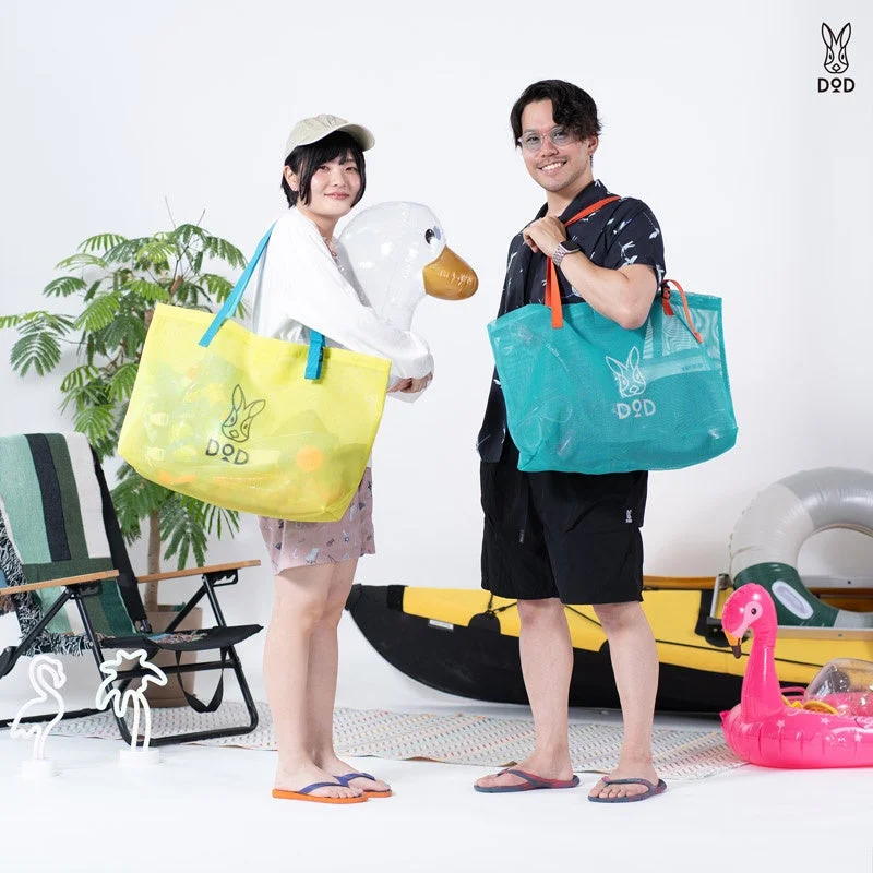 DODのロゴ入りメッシュバッグを持つ笑顔の男女カップル