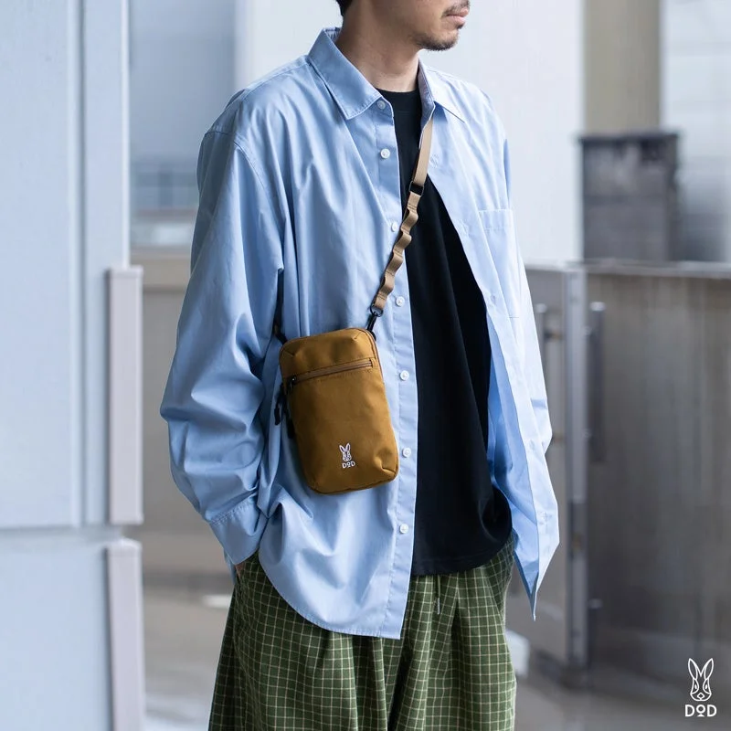 DODショルダーバッグを着用した男性
