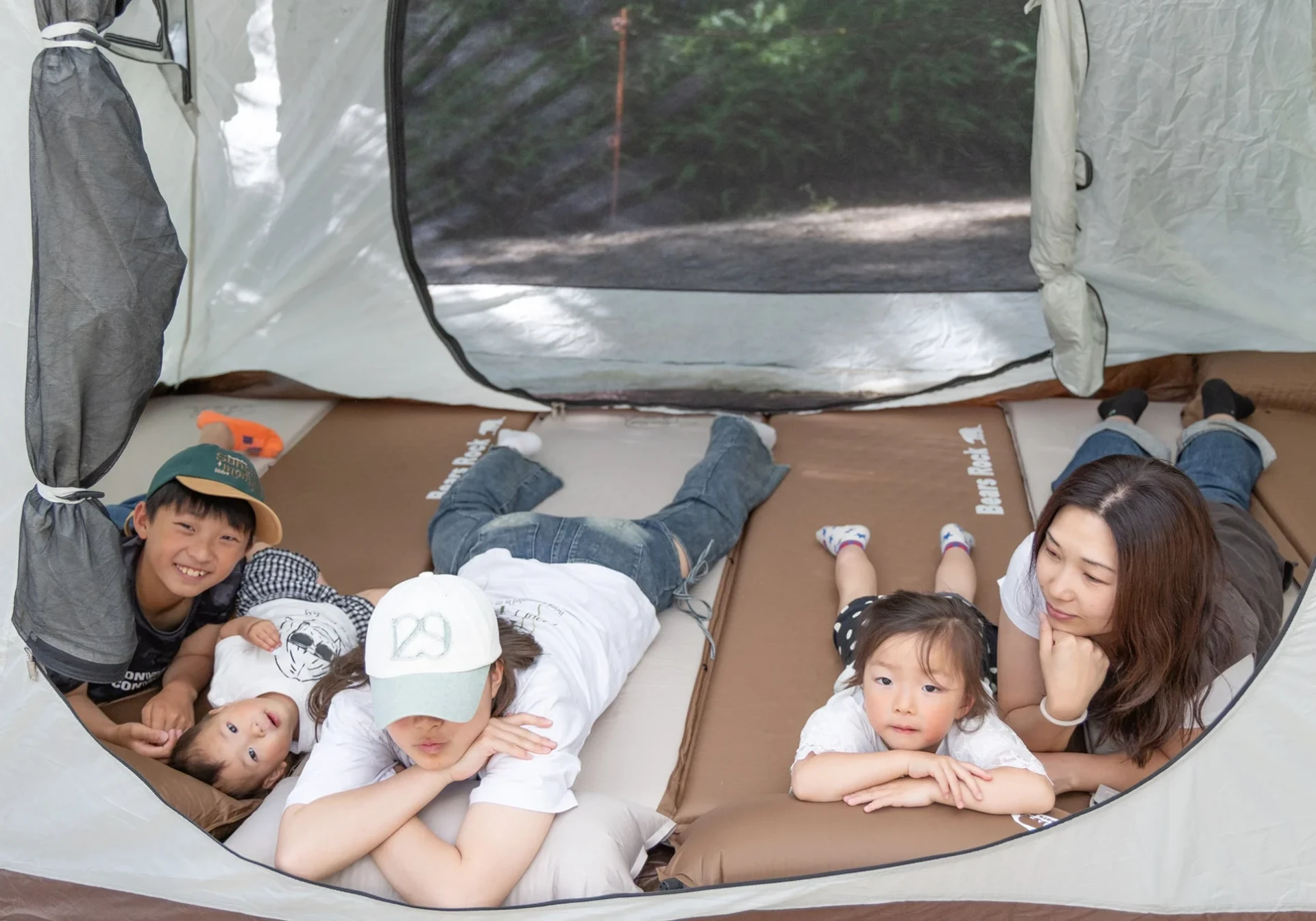 テントの中でくつろぐ家族