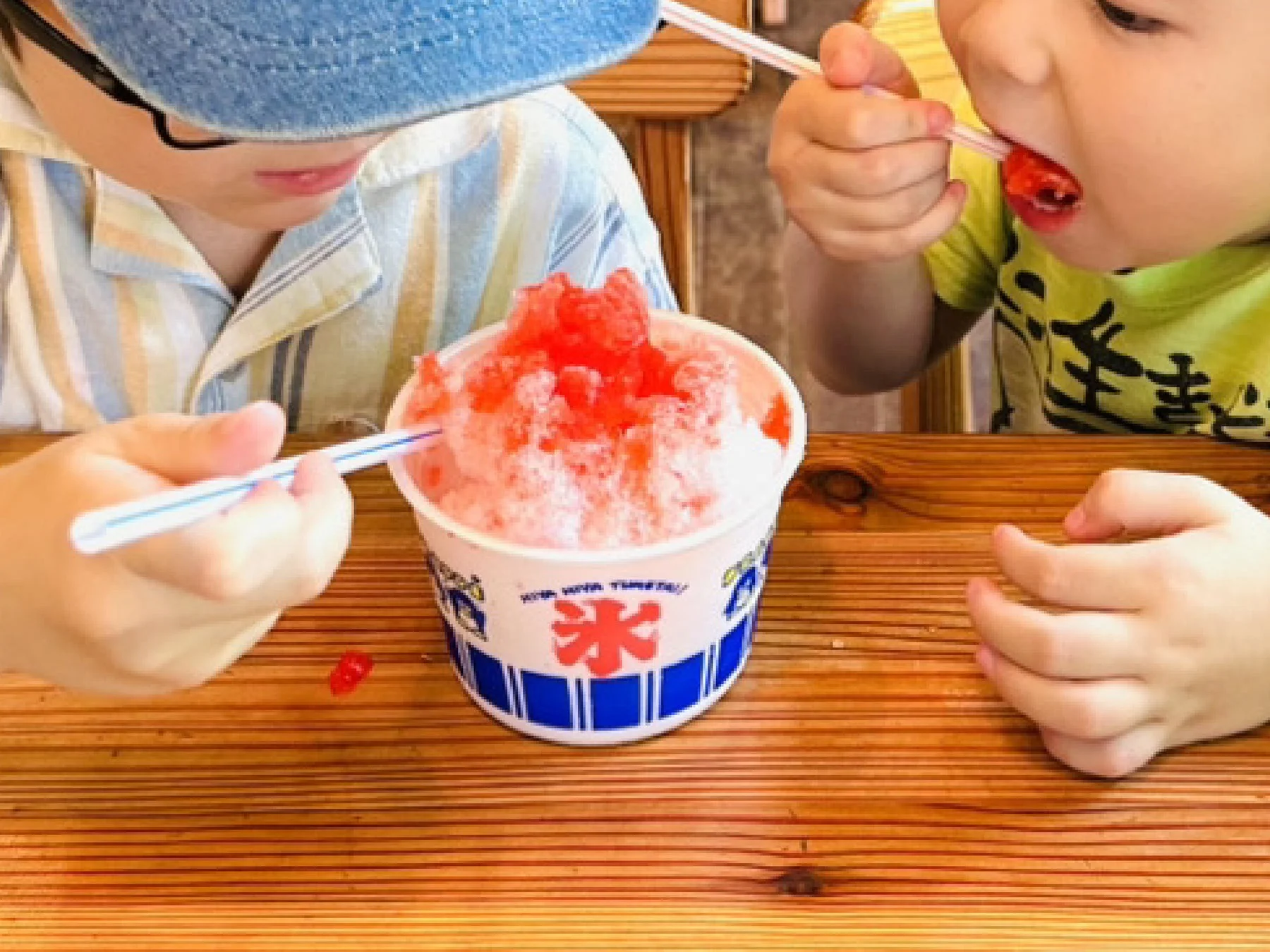 かき氷を食べる子供たち