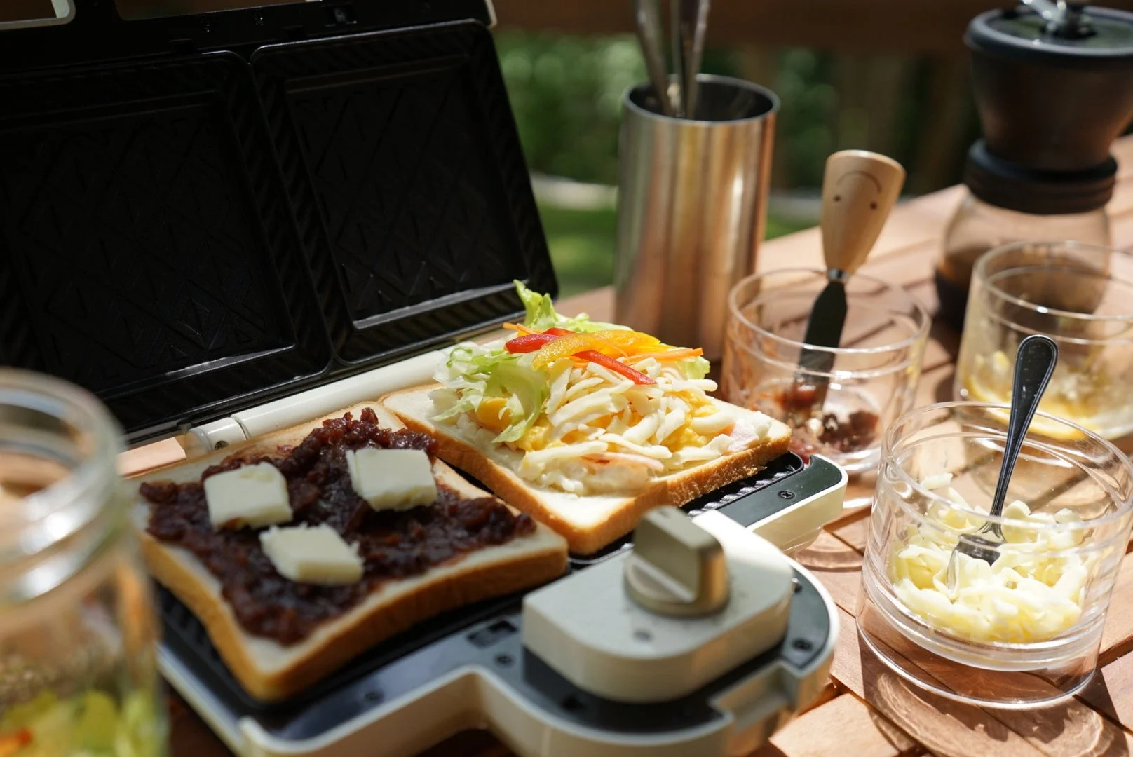 ホットサンドメーカーで朝食を準備する様子