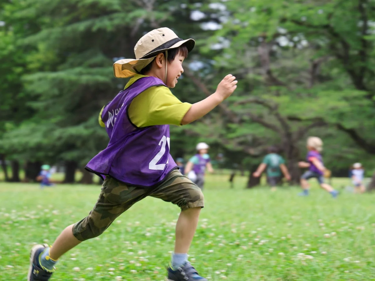 芝生を走る男の子