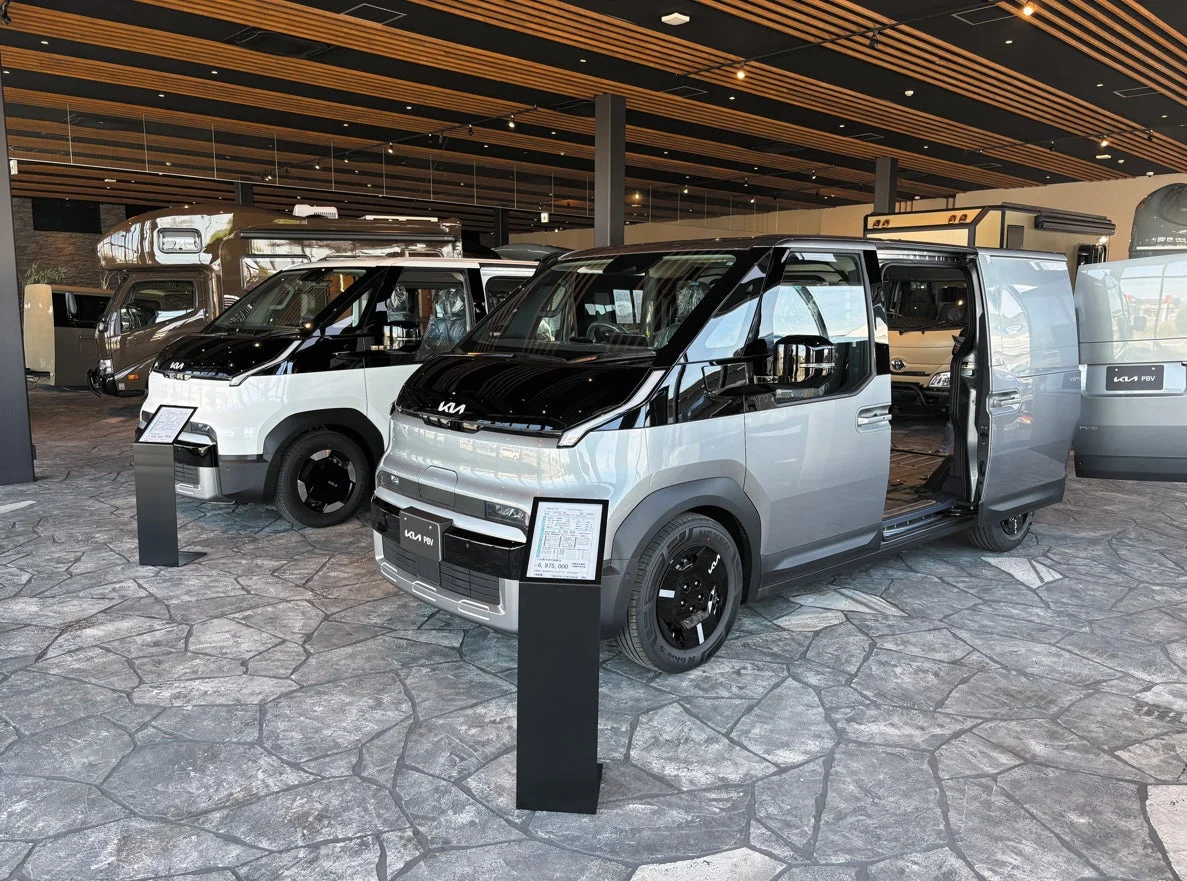 KIA PBVとキャンピングカーの展示
