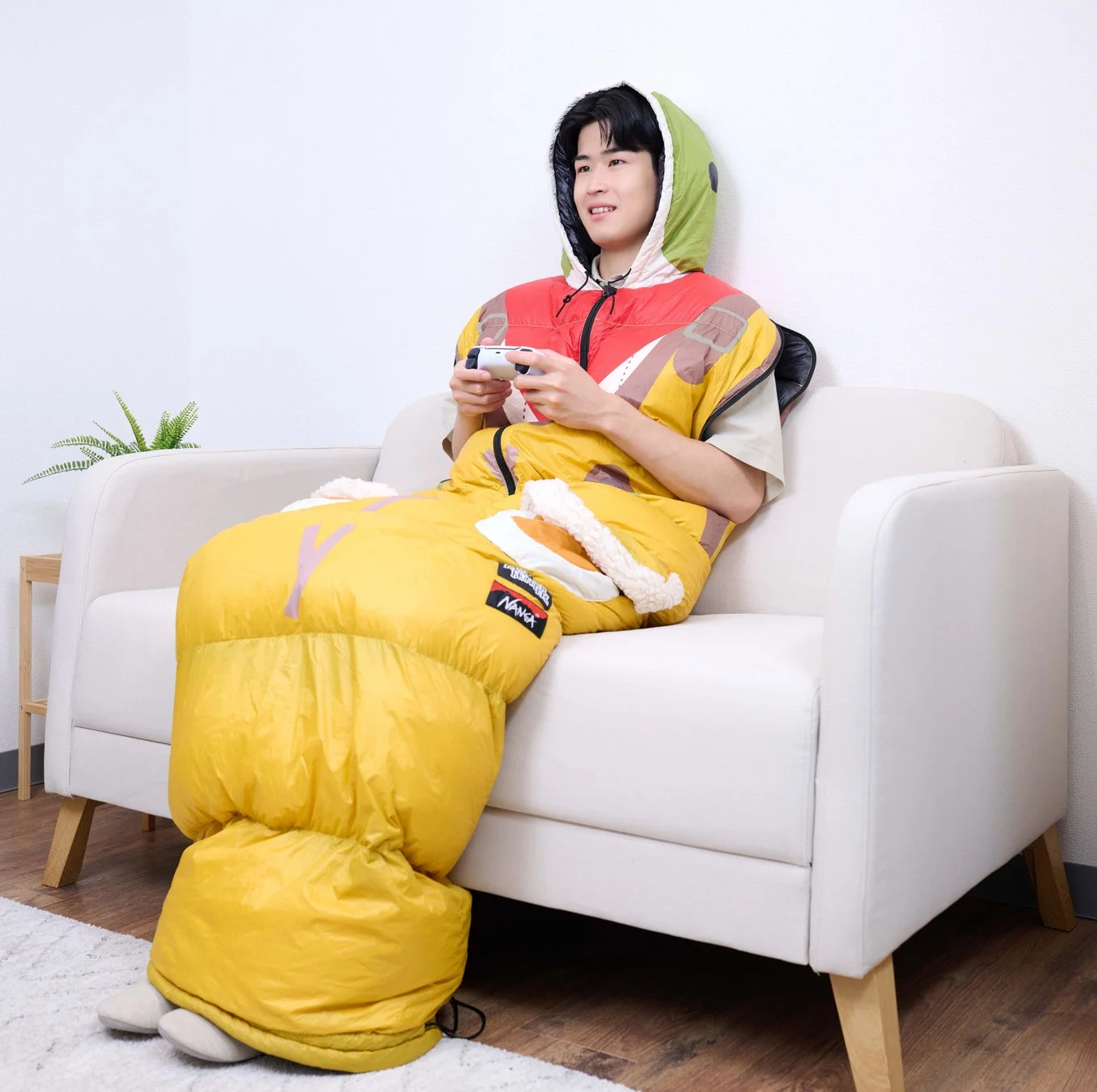 寝袋を着てゲームを楽しむ様子