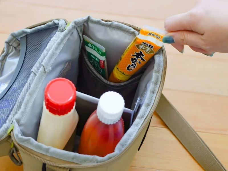 保冷バッグに調味料を収納する様子