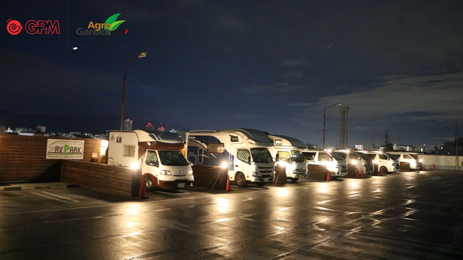 夜のRVパークと街並み