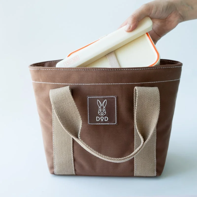 DODランチバッグに弁当箱を入れる様子