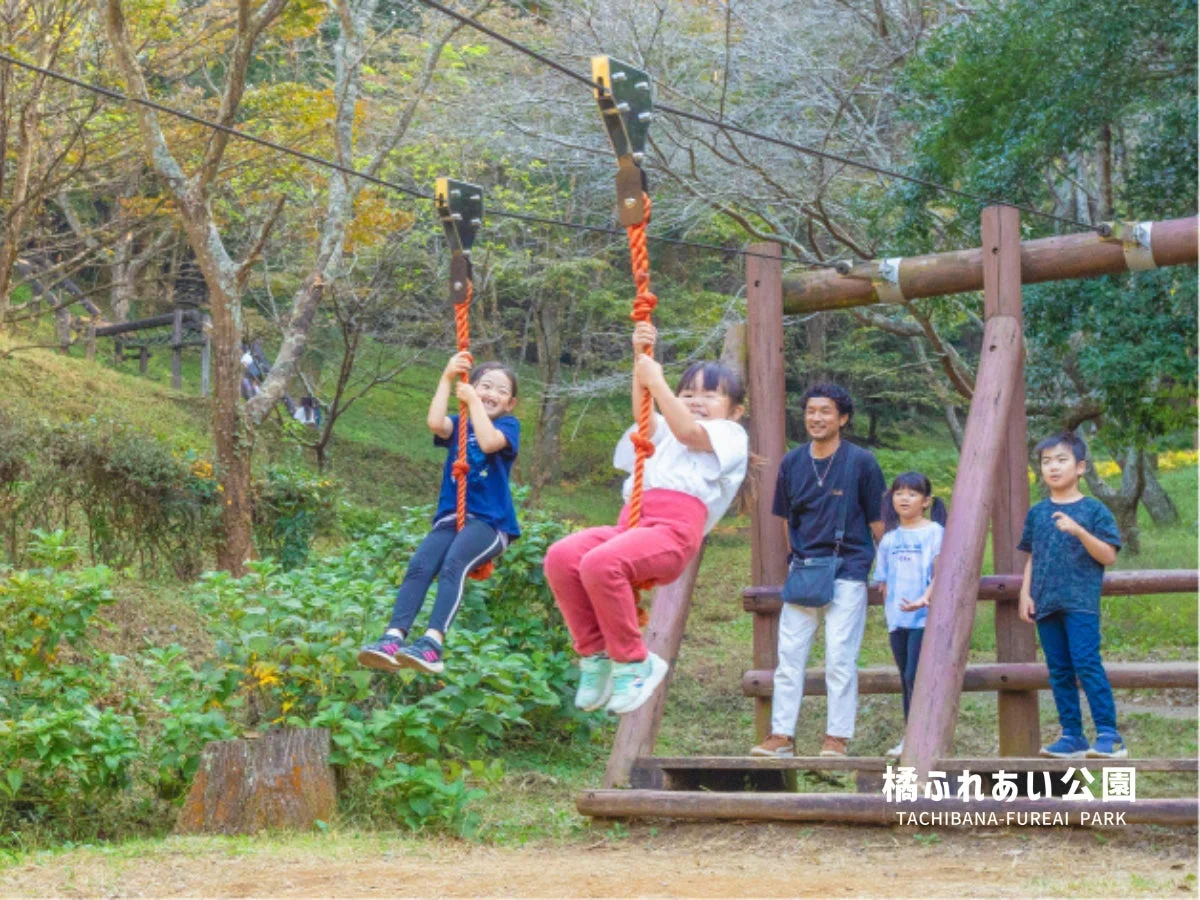 公園でジップラインを楽しむ子供たち