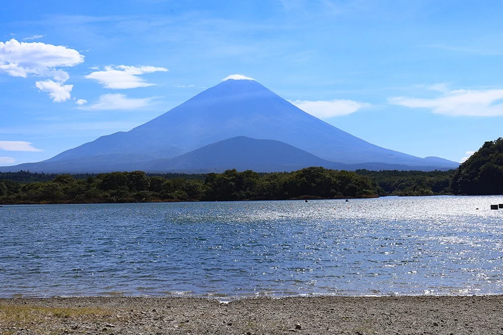 晴れた日に湖越しに雄大な富士山を望む美しい自然風景