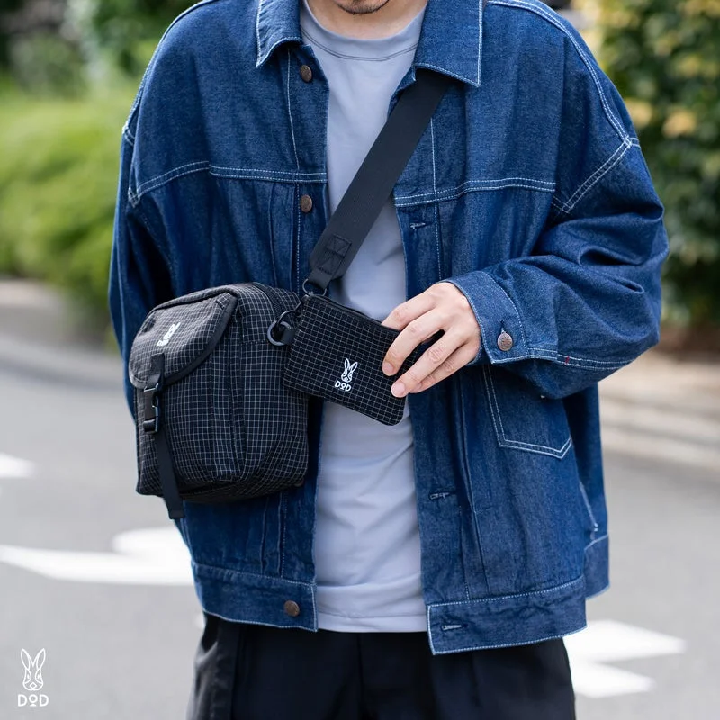 男性がDODショルダーバッグを着用
