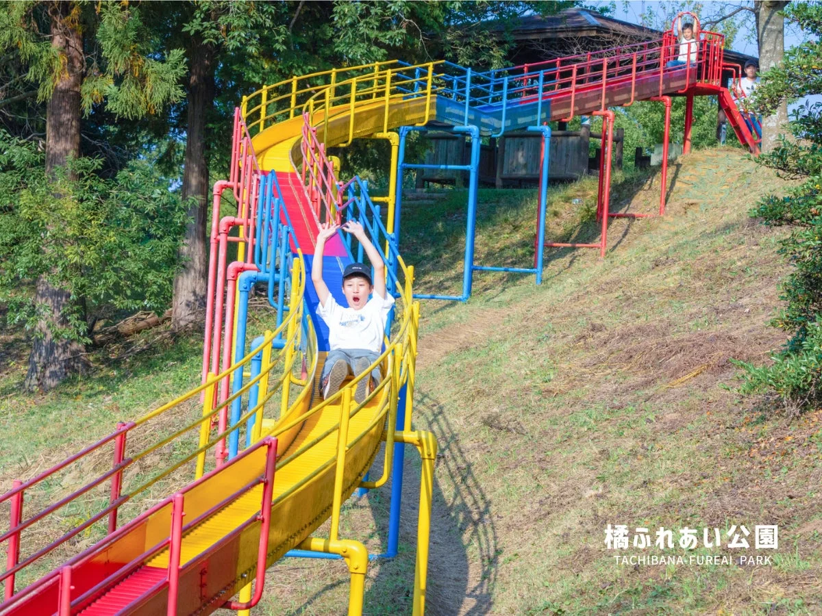 公園で滑り台を楽しむ子供
